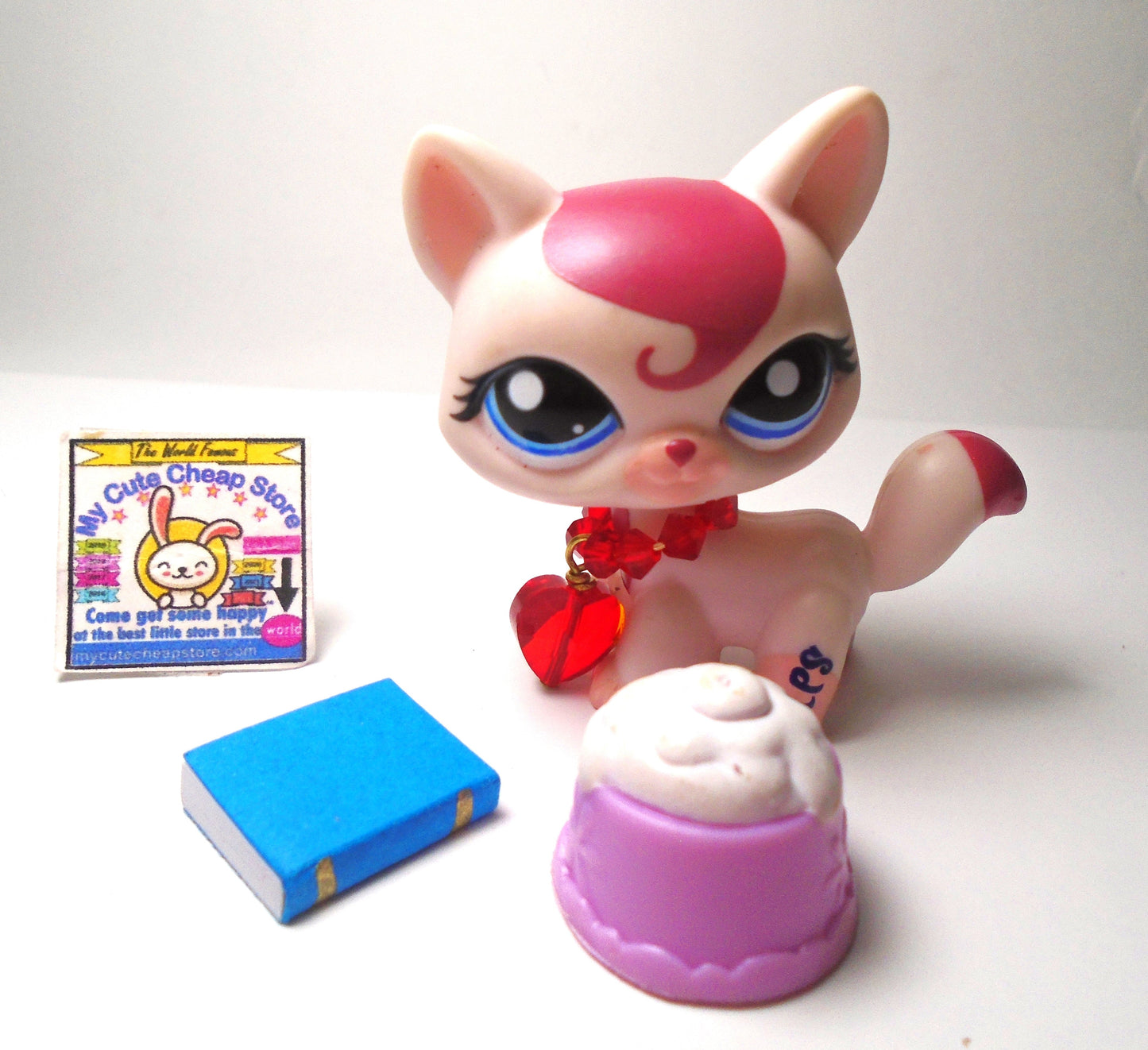 Littlest Pet Shop walking cat #1679 with cute accessories