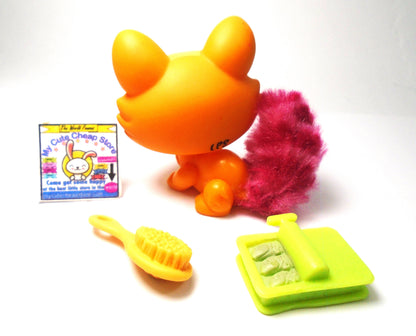 Littlest Pet Shop Crouching cat #2576 with accessories